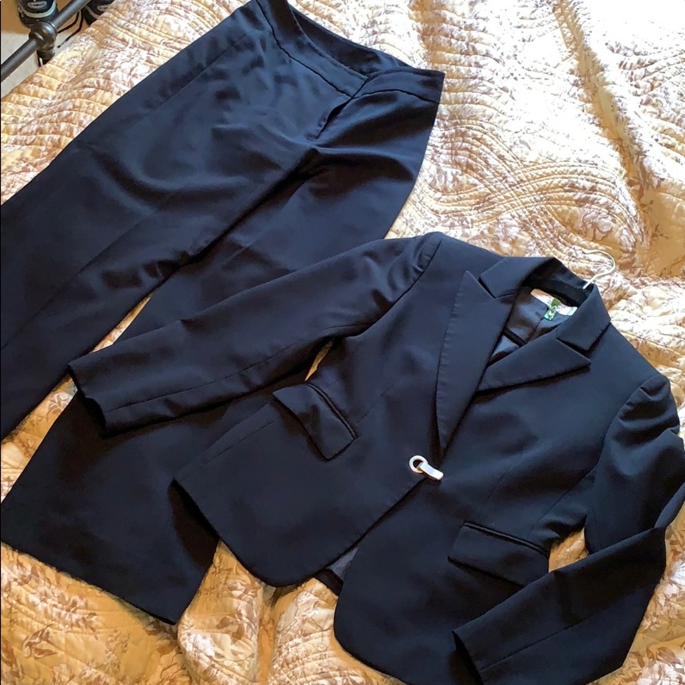 Tahari suit size 4P
